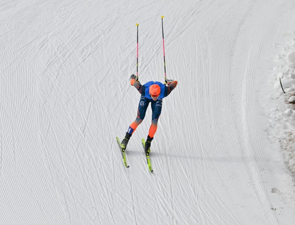 重慶隊選手王強在第十四屆全國冬季運動會越野滑雪公開組男子雙追逐比賽中奪冠（2024年2月14日攝）。新華社記者 劉磊 攝