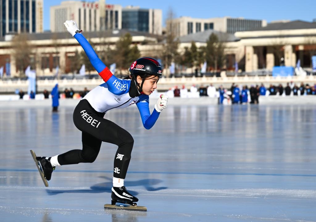 河北隊選手許一凡在第十四屆全國冬季運動會群眾速度滑冰比賽4X200米混合接力比賽中（2024年1月14日攝）。新華社記者 貝赫 攝