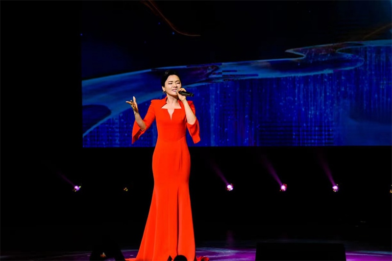 女高音歌唱家陳思思演唱《但愿人長(zhǎng)久》。趙 靖攝