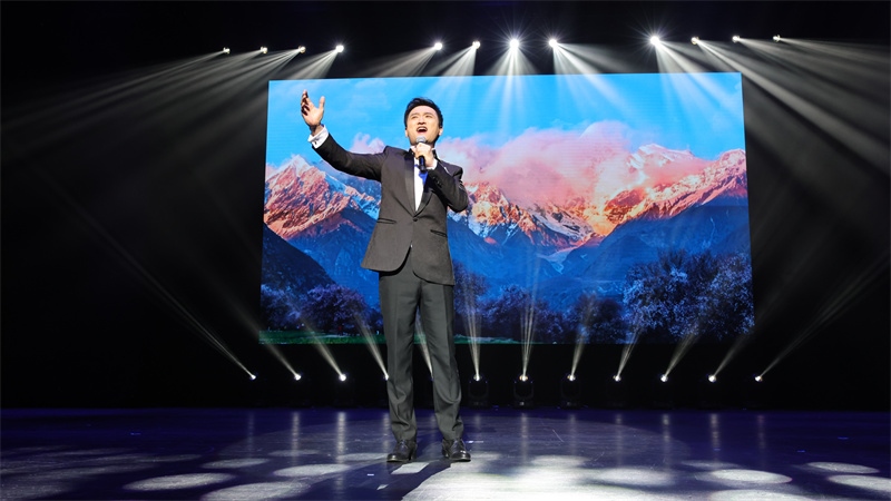 中國(guó)鐵路文工團(tuán)獨(dú)唱演員、第十二屆中國(guó)音樂金鐘獎(jiǎng)聲樂（民族）唱法金獎(jiǎng)獲得者馬小明演唱歌曲《天路》。張凱攝