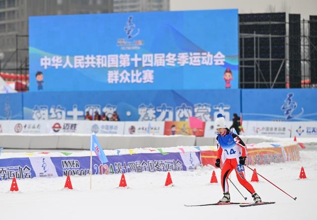 1月13日，黑龍江隊選手宋雨迪在女子4×1公里團(tuán)體接力（自由技術(shù)）比賽中。當(dāng)日，第十四屆全國冬季運(yùn)動會群眾越野滑雪比賽在內(nèi)蒙古呼和浩特市東河冰場開賽。新華社記者 貝赫 攝
