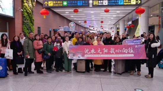 2月11日，一批馬來西亞游客抵達沈陽桃仙國際機場。新華社發(fā)