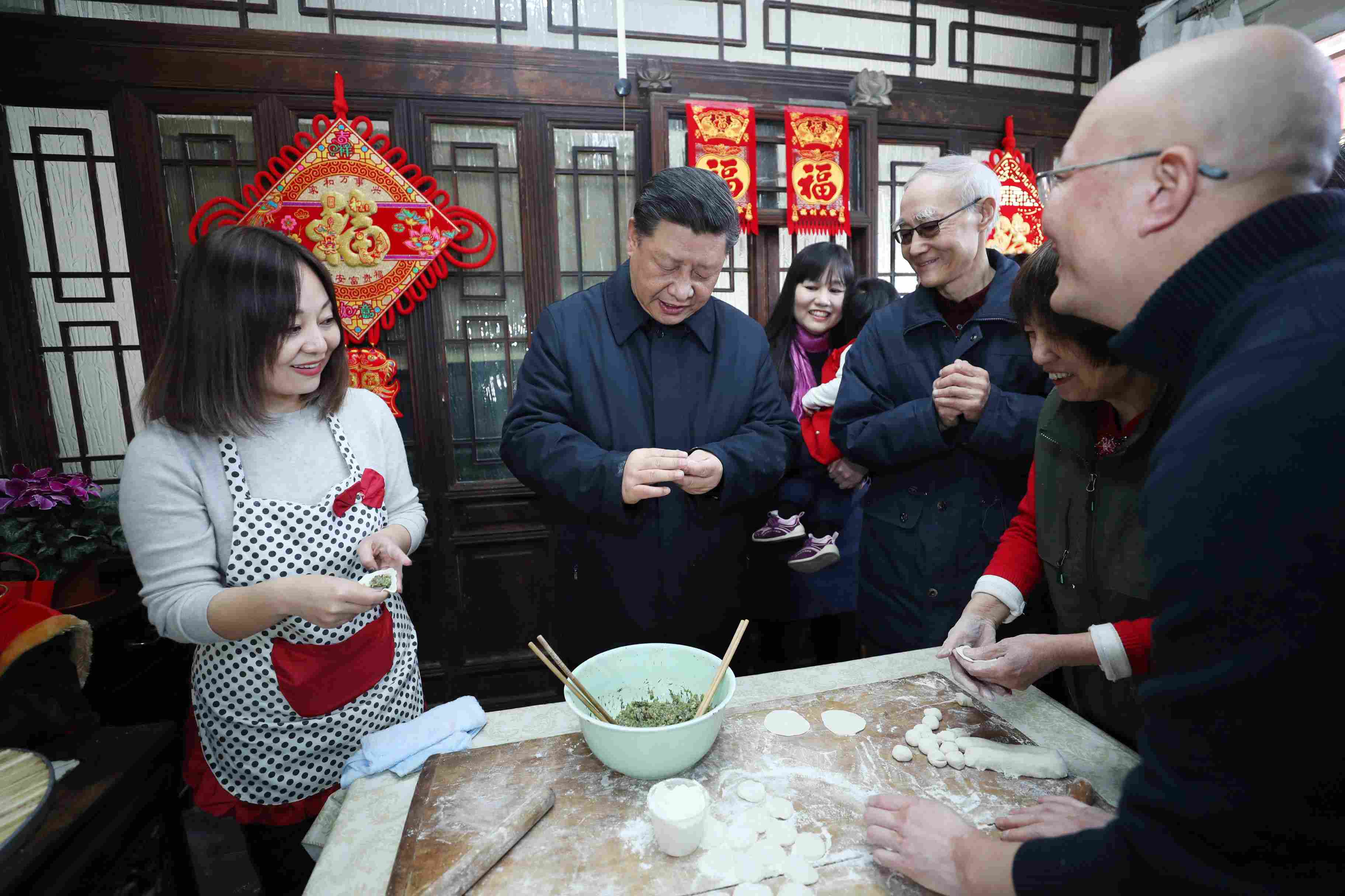 △ 2019年2月1日，習近平總書記在北京前門東區(qū)草廠四條胡同，同朱茂錦一家人包餃子、聊家常。