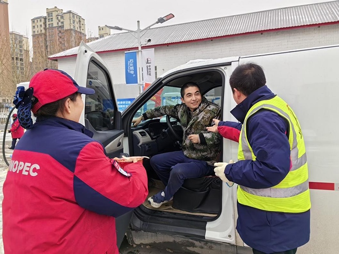 加能站員工為雪天到站充電的司機送來泡面并邀請他到站里休息。受訪者供圖
