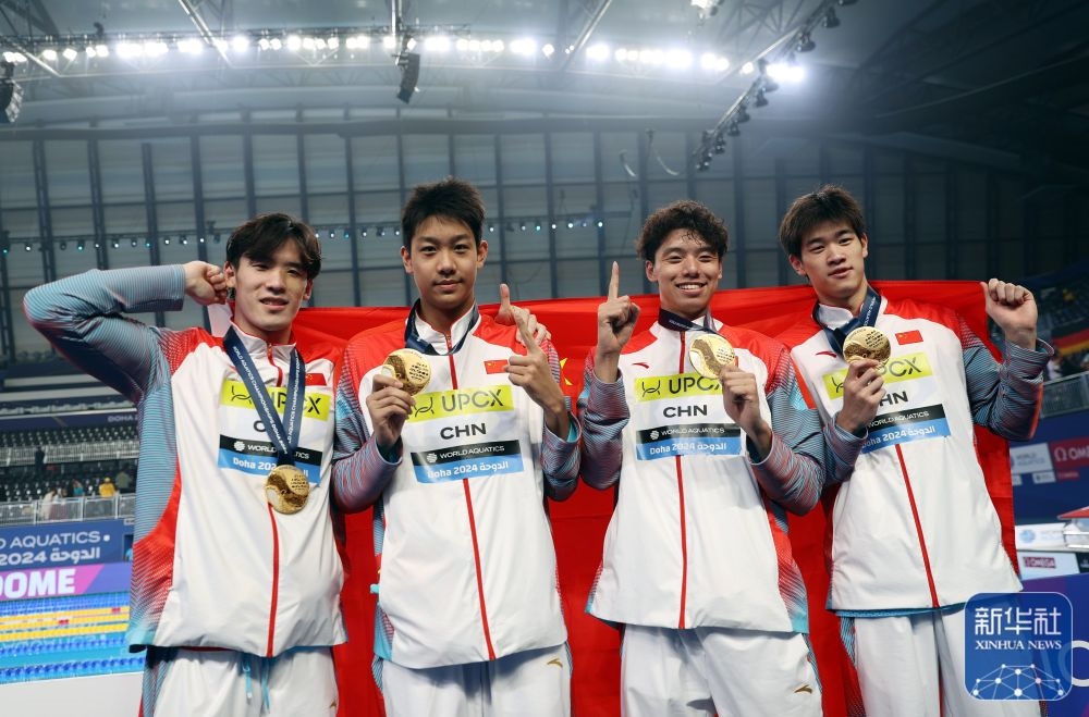 2月11日，2024年多哈游泳世錦賽男子4×100米自由泳接力決賽，中國隊選手王浩宇、張展碩、季新杰和潘展樂（從左到右）在頒獎儀式后合影慶祝。新華社記者 雒圓 攝
