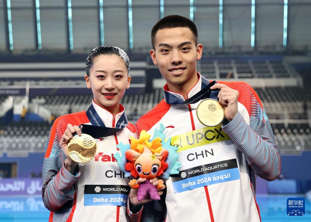 2月10日，2024年多哈游泳世錦賽花樣游泳混合雙人自由自選決賽，程文濤（左）/石浩玙在頒獎儀式后合影。新華社記者 雒圓 攝
