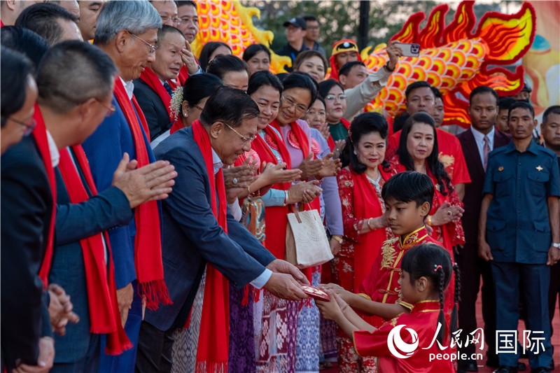 在活動(dòng)現(xiàn)場(chǎng)，敏昂萊主席根據(jù)當(dāng)?shù)貍鹘y(tǒng)向兒童送祝福2-人民網(wǎng)記者謝佳君攝