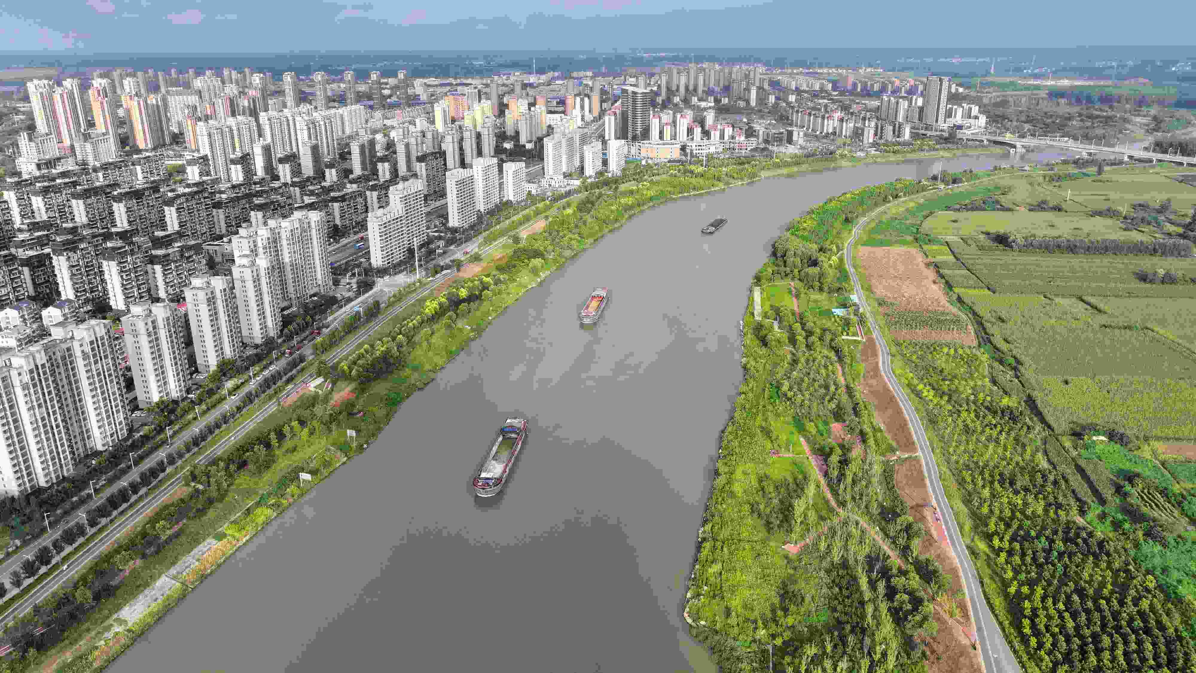 △ 2023年8月21日，安徽阜陽(yáng)，初秋時(shí)節(jié)，界首城市建設(shè)與沙潁河水系、橋梁和綠植相映襯，構(gòu)成一幅生態(tài)宜居的美麗畫卷。