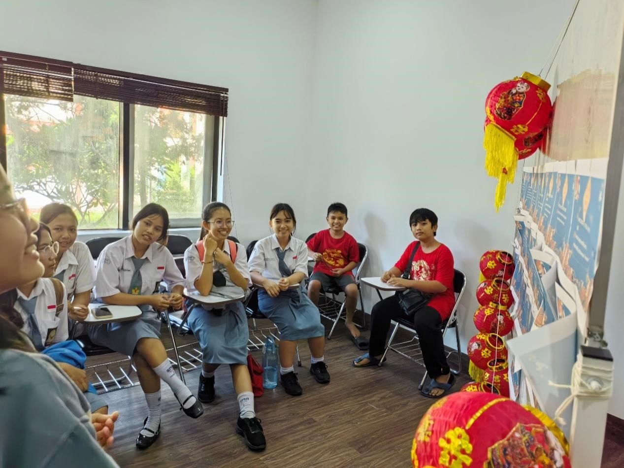 學生們踴躍參與猜燈謎活動。巴陵康孔子學院供圖