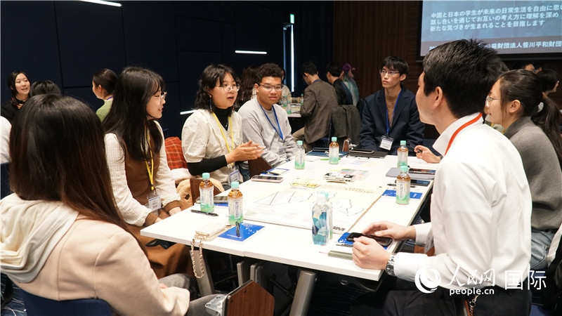 中日學(xué)生分組討論交流。人民網(wǎng) 蔣曉辰攝