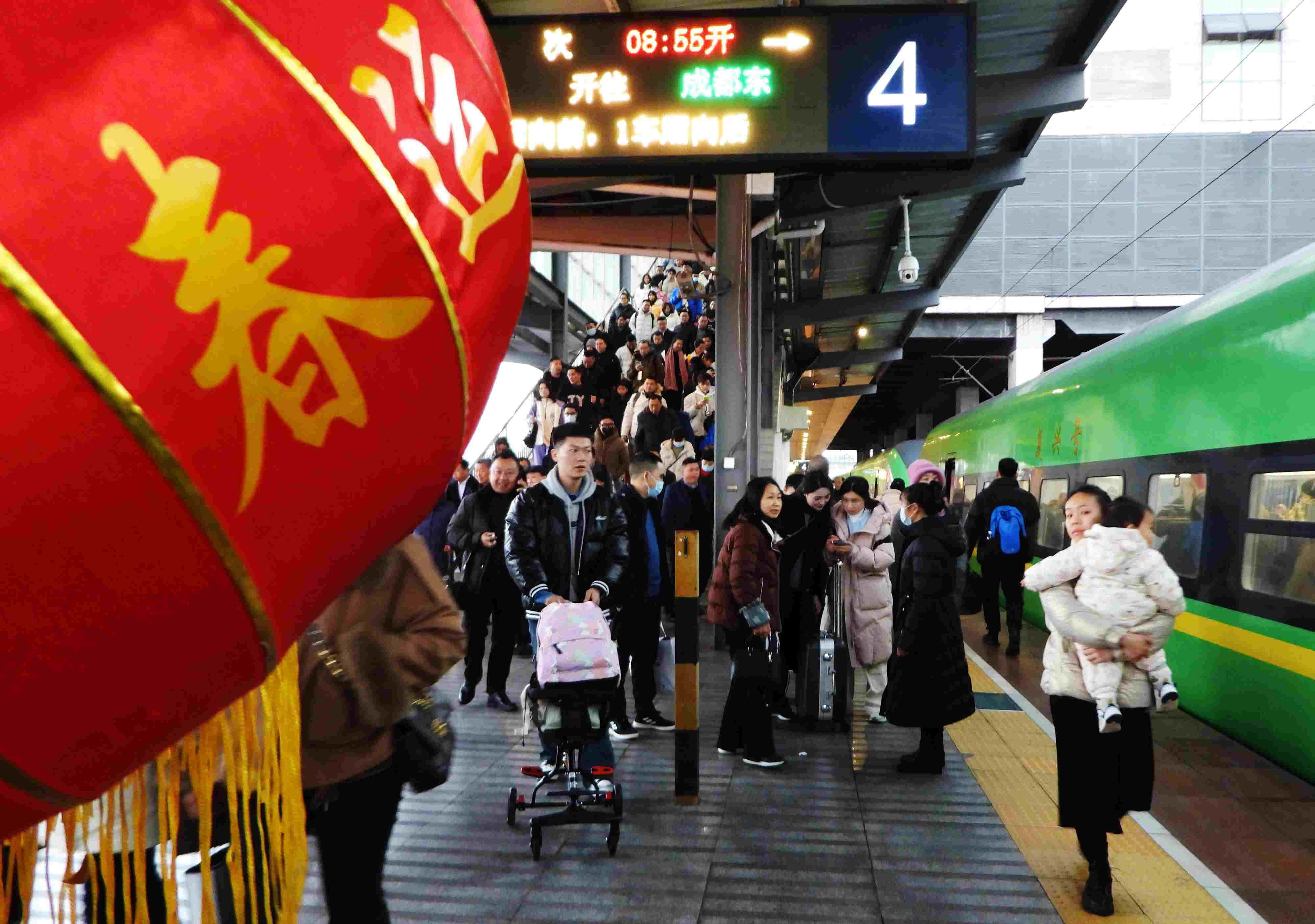 △ 2024年1月26日，四川省達州市車站，準備乘坐“復(fù)興號”動車組列車出行的旅客。