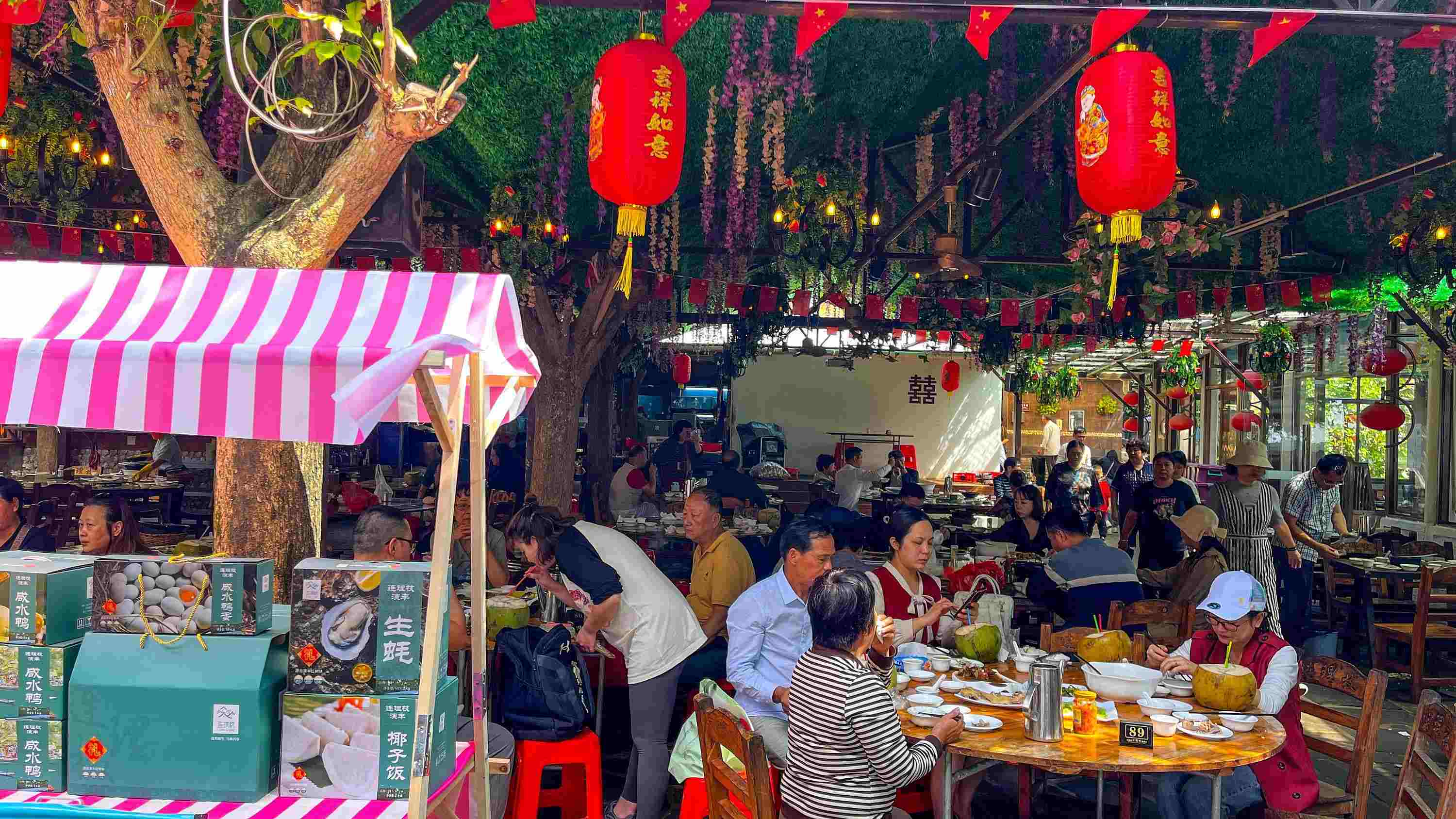 △ 2024年2月17日，春節(jié)假期最后一天，海口鄉(xiāng)村旅游持續(xù)火爆，眾多游客前往漁家樂品嘗特色海鮮和鄉(xiāng)村美食。