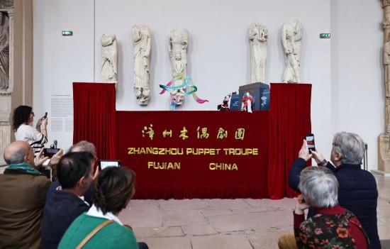 2月10日，在位于法國巴黎埃菲爾鐵塔附近的“建筑與遺產(chǎn)之城”博物館，觀眾欣賞漳州布袋木偶戲。新華社記者高靜攝