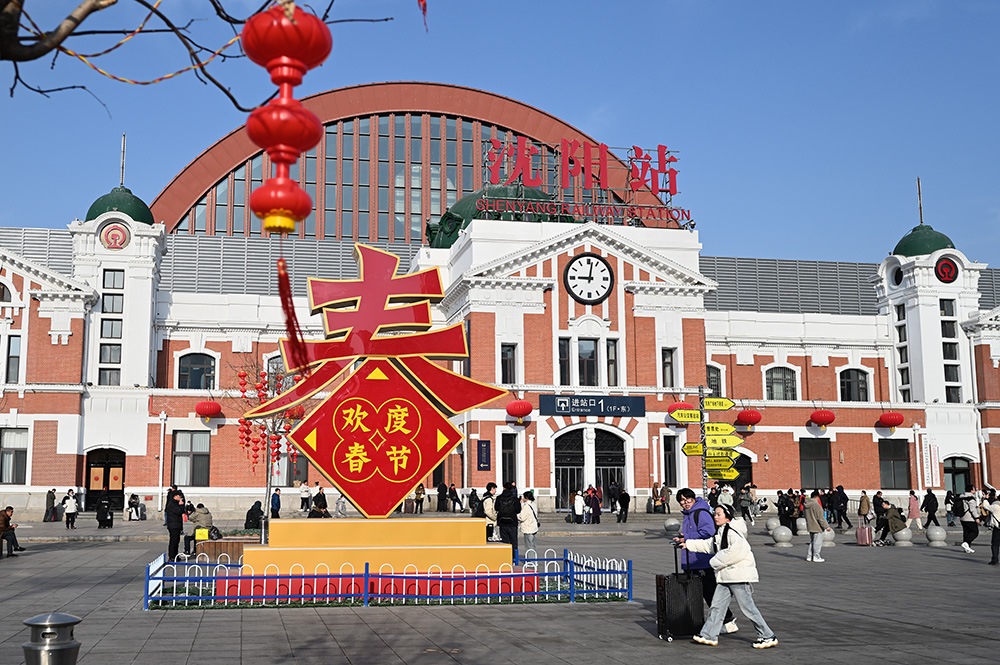 △ 2024年2月17日，沈陽站，人們拉著大大小小的行李箱，踏上了龍年新征程。