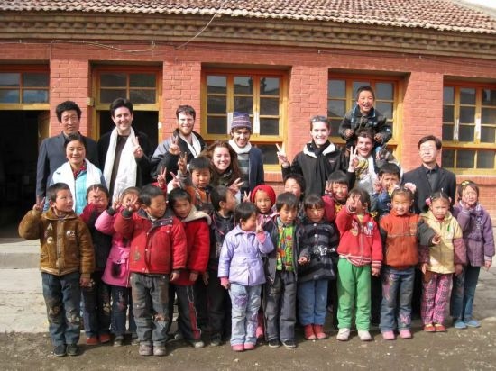 2008年，歐君廷帶領(lǐng)美國大學(xué)生到甘肅一所村辦小學(xué)訪問教課