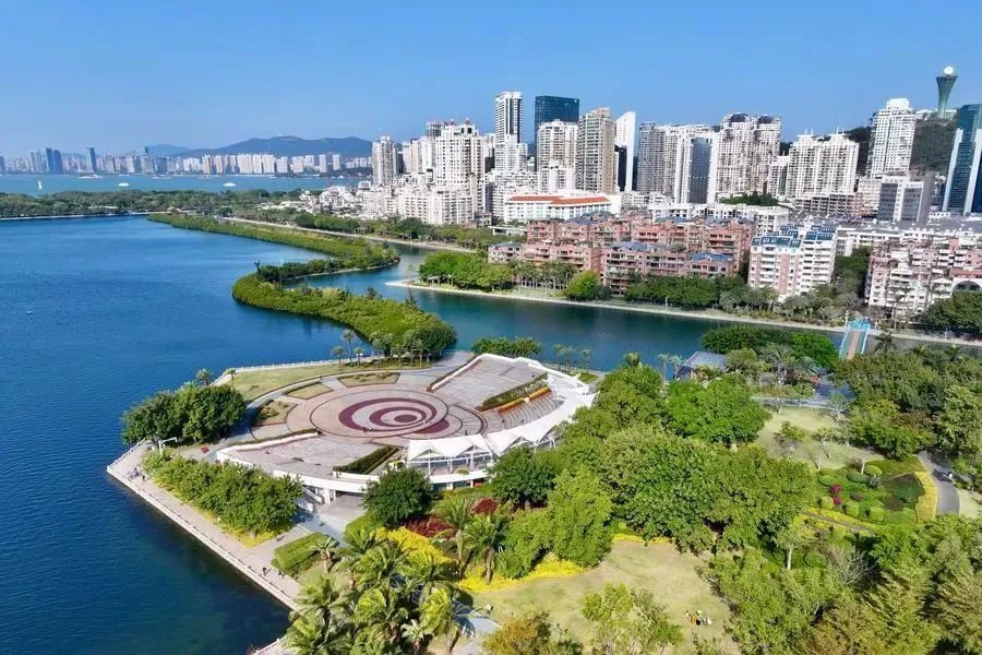 △1月24日，廈門(mén)筼筜湖白鷺洲公園及周邊城市景觀。