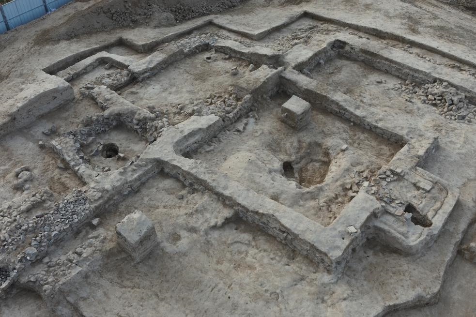 這是都蘭熱水墓群北一區(qū)M37號(hào)（“羊圈墓”）的祭祀建筑全景。