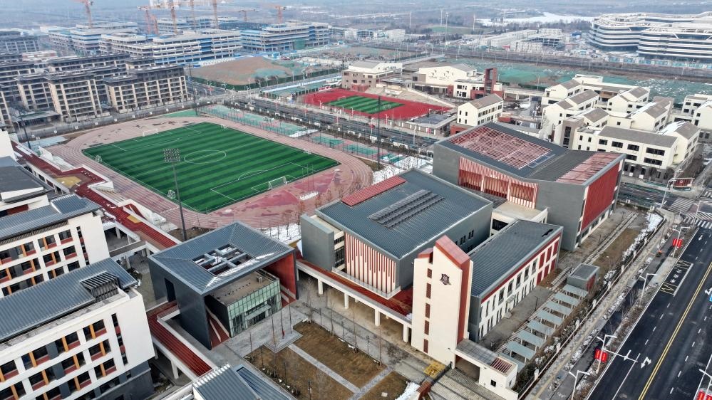 北京四中雄安校區(qū)和雄安史家胡同小學(xué)（2月6日攝，無(wú)人機(jī)照片）。新華社記者 牟宇 攝