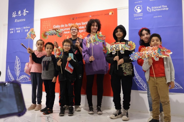 孩子們拿著元宵彩燈合影。拉巴特中國文化中心供圖