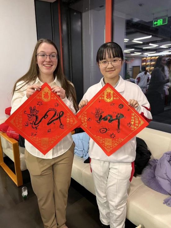 1月下旬，馬斯卡廷中學(xué)訪華代表團(tuán)學(xué)生在北京同中國(guó)青少年交流。（受訪者供圖）