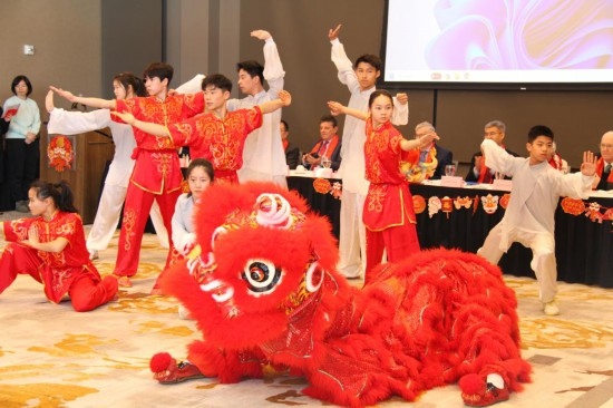 2月9日，在馬斯卡廷，中國(guó)人民大學(xué)附屬中學(xué)藝術(shù)團(tuán)學(xué)生表演中國(guó)武術(shù)。