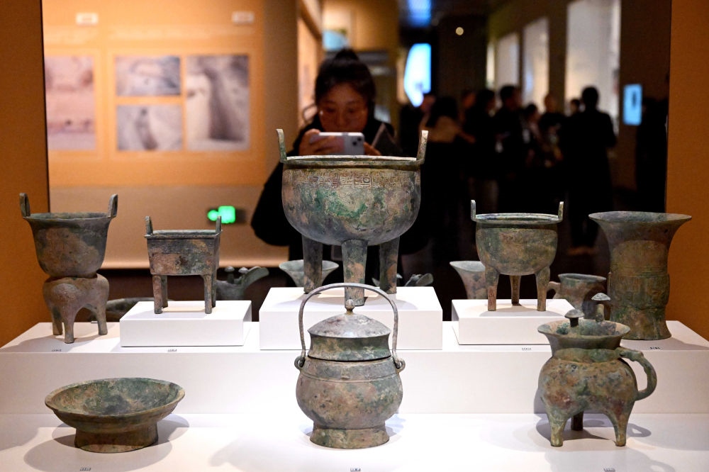 2月26日，參觀者在河南安陽殷墟博物館新館內(nèi)拍攝展品。