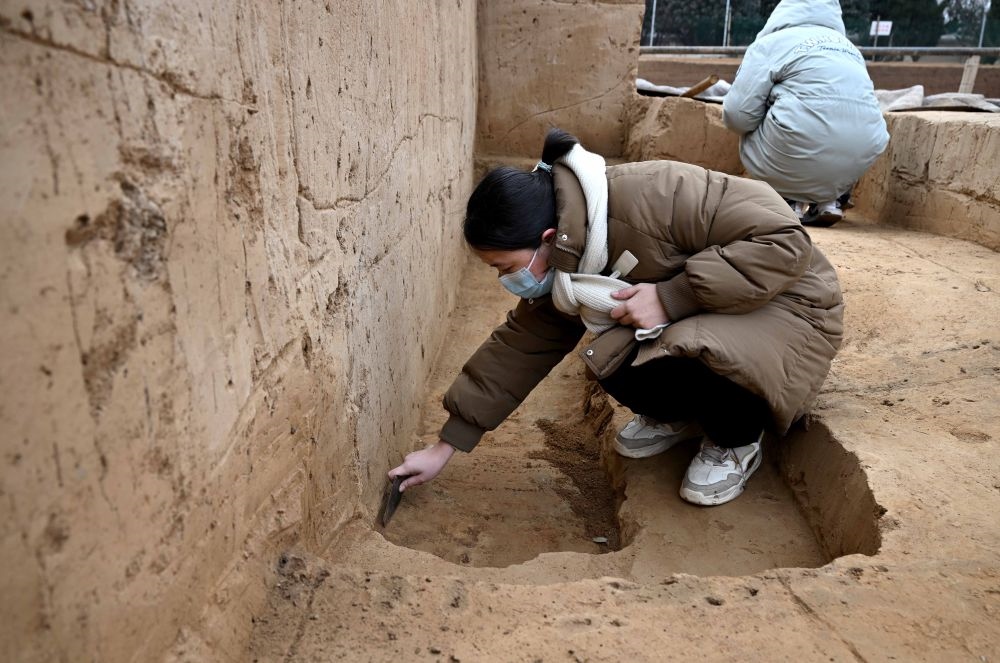 工作人員在殷墟王陵遺址進(jìn)行發(fā)掘作業(yè)（2月24日攝）。