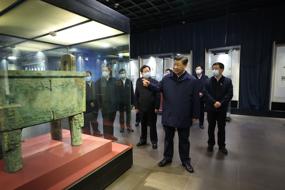 2022年10月28日下午，習(xí)近平在安陽市殷墟博物館考察。新華社記者 鞠鵬 攝