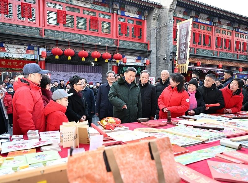 △2024年2月1日，習近平總書記在天津古文化街考察時，同店鋪員工和現場群眾互動交流。