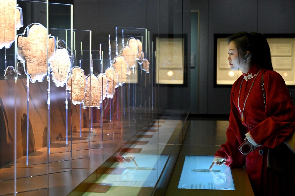 2月26日，參觀者在河南安陽殷墟博物館新館內(nèi)觀看展出的刻辭卜甲。