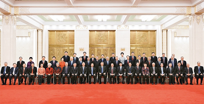 2024年2月7日，習(xí)近平、王滬寧、蔡奇、丁薛祥等在北京人民大會堂同黨外人士歡聚一堂，共迎佳節(jié)。這是習(xí)近平等同大家合影留念。 新華社記者 謝環(huán)馳/攝