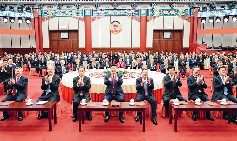 2023年12月29日，全國政協(xié)在北京舉行新年茶話會。黨和國家領(lǐng)導(dǎo)人習(xí)近平、李強(qiáng)、趙樂際、王滬寧、蔡奇、丁薛祥、李希、韓正出席茶話會并觀看演出。 新華社記者 鞠鵬/攝