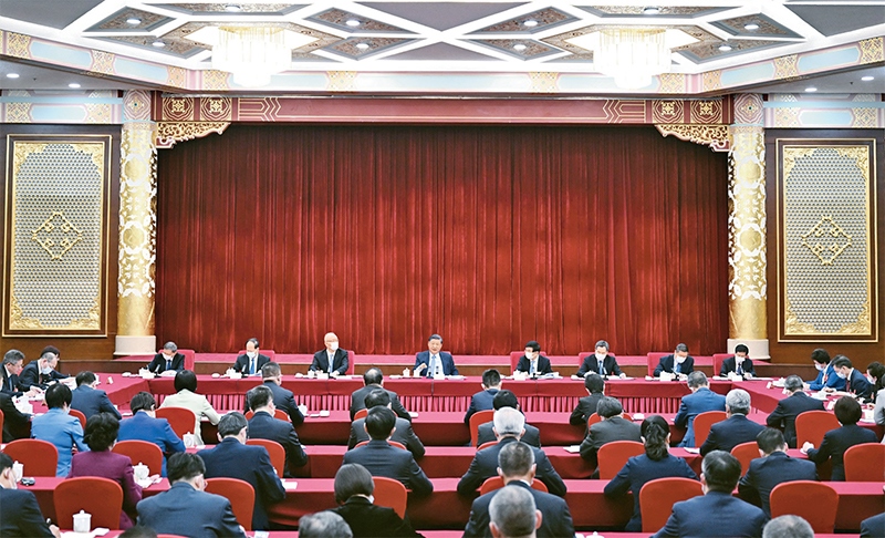 2023年3月6日，中共中央總書記、國家主席、中央軍委主席習(xí)近平看望參加全國政協(xié)十四屆一次會議的民建、工商聯(lián)界委員，并參加聯(lián)組會，聽取意見和建議。中共中央政治局常委、全國政協(xié)十四屆一次會議主席團(tuán)會議主持人王滬寧，中共中央政治局常委蔡奇、丁薛祥參加看望和討論。 新華社記者 謝環(huán)馳/攝