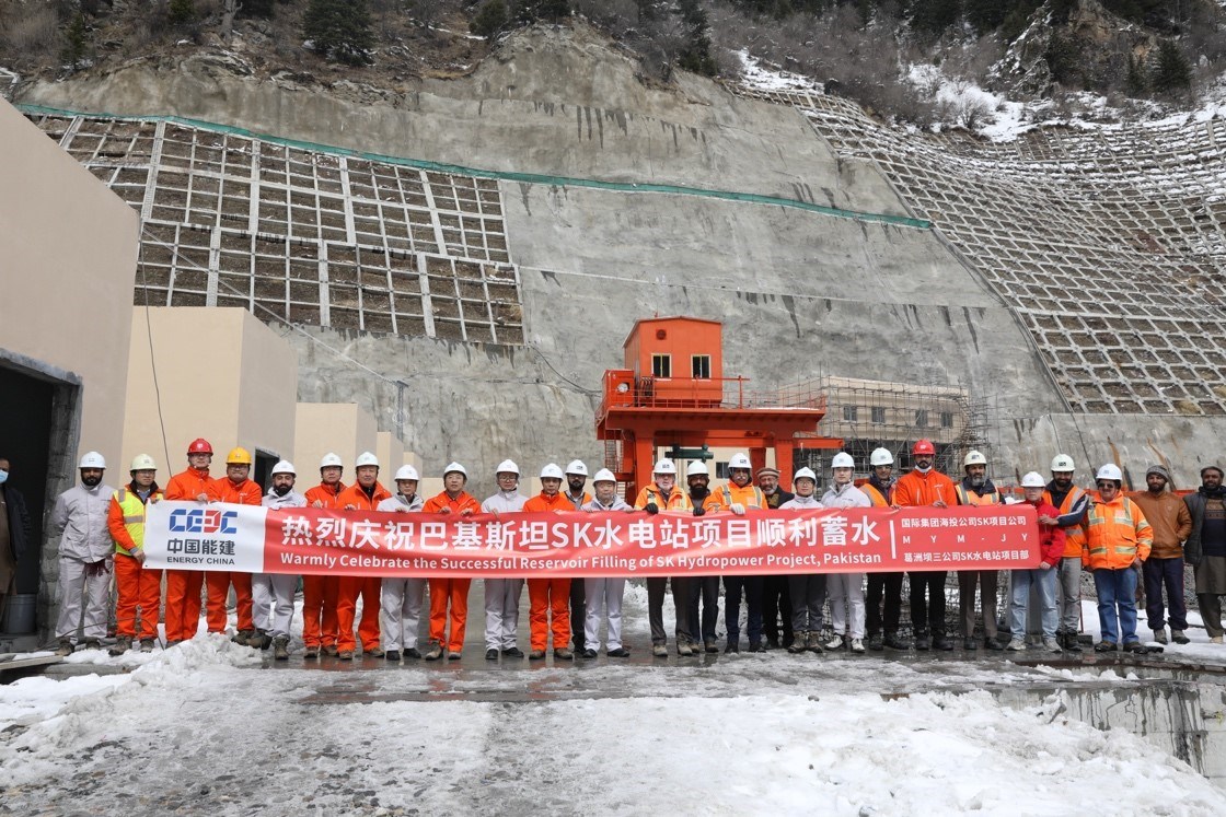 中巴建設(shè)者共同慶祝蘇吉吉納里水電站順利啟動蓄水工作。中國能建葛洲壩集團供圖