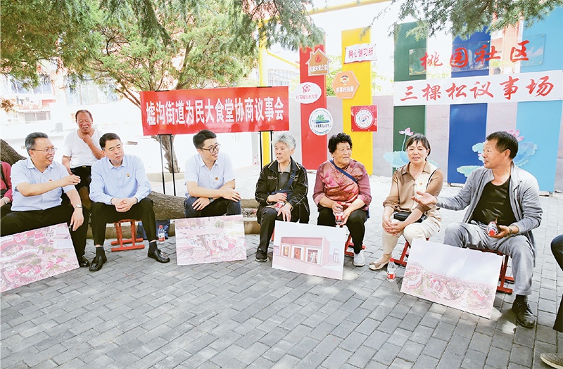 2023年6月2日，江蘇省連云港市連云區(qū)政協(xié)工委在墟溝街道桃園社區(qū)舉行“有事好商量”協(xié)商議事會。 人民圖片 朱華南/攝