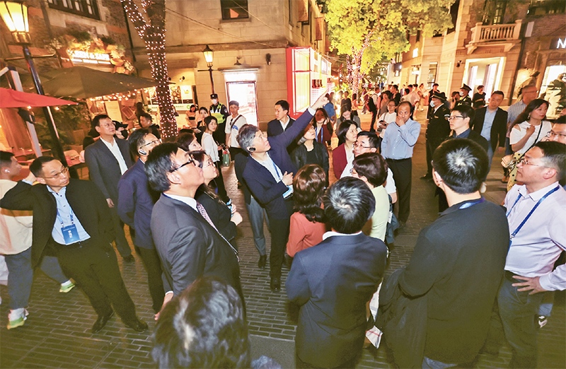 2023年4月18日，全國無黨派人士考察團來到位于上海市黃浦區(qū)的上海新天地開放式街區(qū)考察夜經(jīng)濟。 新華社記者 王翔/攝