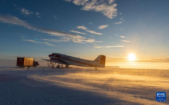 2月5日，“雪鷹601”?？吭谀蠘O中山冰雪機場。新華社發(fā)（裴文悅攝）