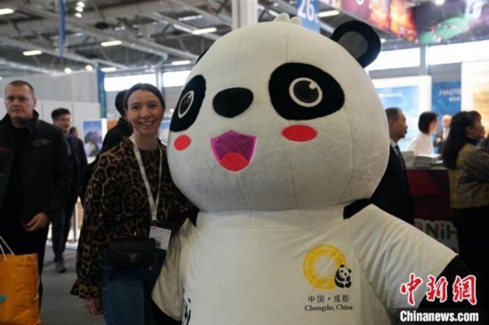 3月5日，2024年柏林國際旅游交易會(ITB)在柏林會展中心拉開帷幕。以“你好！中國”為主題的中國展區(qū)當日亮相展會。圖為觀眾與大熊貓人偶合影。中新社記者 馬秀秀 攝