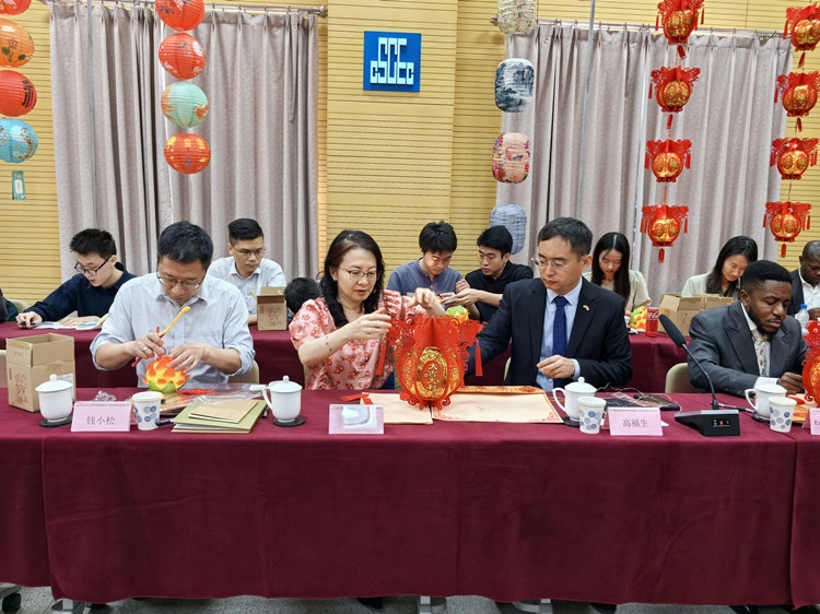 燈籠文化交流活動現(xiàn)場。中建國際中西非公司供圖