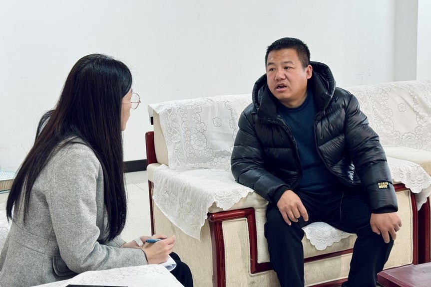 人民網(wǎng)記者采訪“在水一方”小區(qū)住戶。人民網(wǎng) 高清揚(yáng)攝