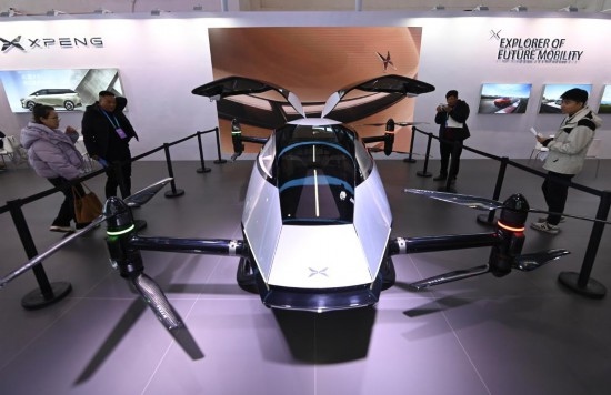 2023年12月1日，在鏈博會(huì)智能汽車鏈展區(qū)小鵬汽車展臺(tái)，參觀者觀看一臺(tái)智能飛行器。新華社記者蔡湘鑫攝