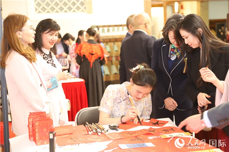 現(xiàn)場(chǎng)書法體驗(yàn)。人民網(wǎng)記者 霍文攝