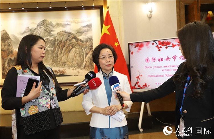 沈大使接受蒙古媒體采訪。人民網(wǎng)記者 霍文攝