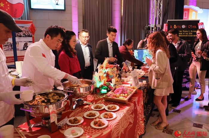 使館工作人員詳細(xì)為現(xiàn)場美食家和來賓講解菜品色香味特點、原料特色、烹制手法及其中蘊含的中華美食文化。人民網(wǎng)記者 李志偉攝