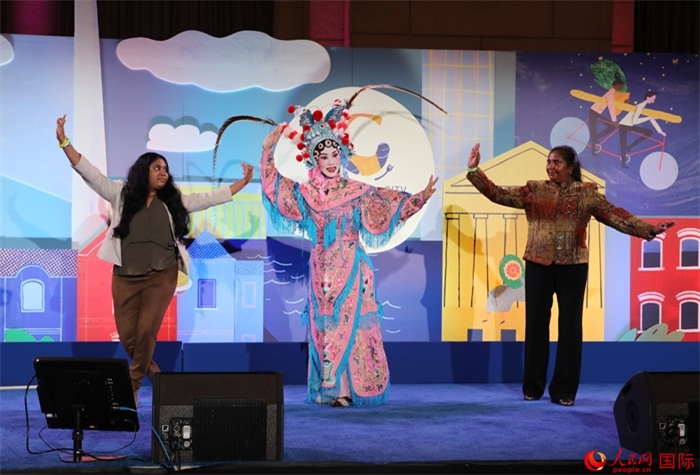 當(dāng)?shù)厝A人京劇社團(tuán)的青年演員現(xiàn)場表演京劇選段，并與現(xiàn)場觀眾近距離互動。人民網(wǎng)記者 李志偉攝