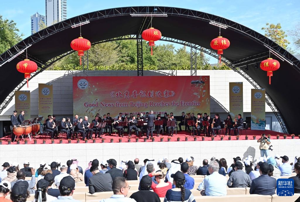 3月9日，在科威特首都省賈比爾文化中心，人們欣賞中國樂隊帶來的中國曲目。新華社發(fā)（阿薩德攝）