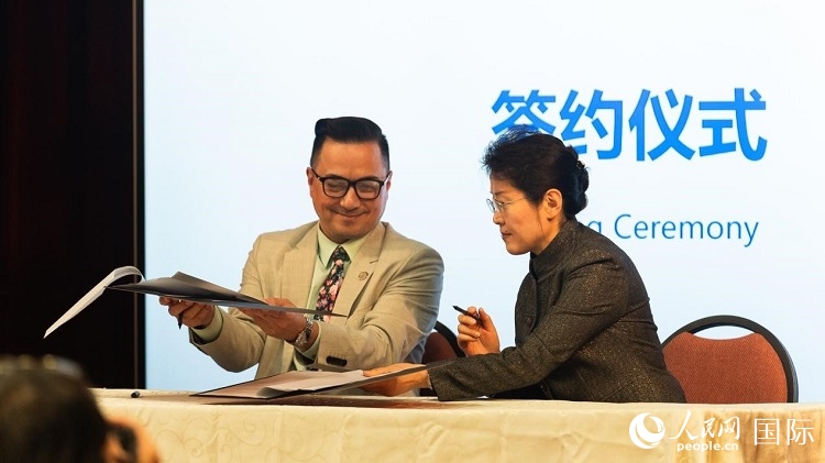 山東省圖書館與舊金山公共圖書館簽署合作協(xié)議。