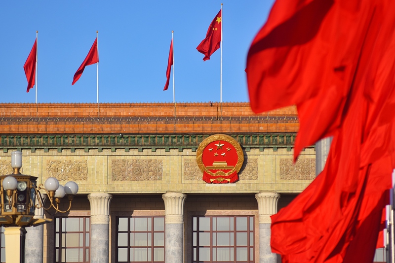 2024年3月8日，北京上空現(xiàn)“兩會(huì)藍(lán)”，人民大會(huì)堂前紅旗飄揚(yáng)。