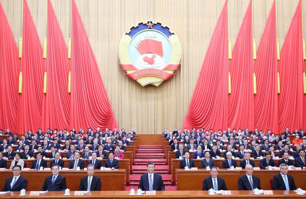 3月4日下午，中國(guó)人民政治協(xié)商會(huì)議第十四屆全國(guó)委員會(huì)第二次會(huì)議在北京人民大會(huì)堂開(kāi)幕。這是習(xí)近平、李強(qiáng)、趙樂(lè)際、蔡奇、丁薛祥、李希、韓正在主席臺(tái)就座。王滬寧代表政協(xié)第十四屆全國(guó)委員會(huì)常務(wù)委員會(huì)，向大會(huì)報(bào)告工作。
