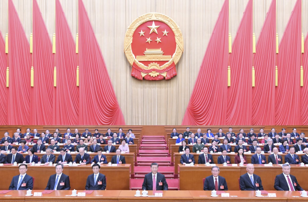 3月11日，第十四屆全國(guó)人民代表大會(huì)第二次會(huì)議在北京人民大會(huì)堂閉幕。黨和國(guó)家領(lǐng)導(dǎo)人習(xí)近平、李強(qiáng)、王滬寧、蔡奇、丁薛祥、李希、韓正等在主席臺(tái)就座。趙樂(lè)際主持閉幕會(huì)。